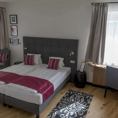 Locker & Legere Hotel
